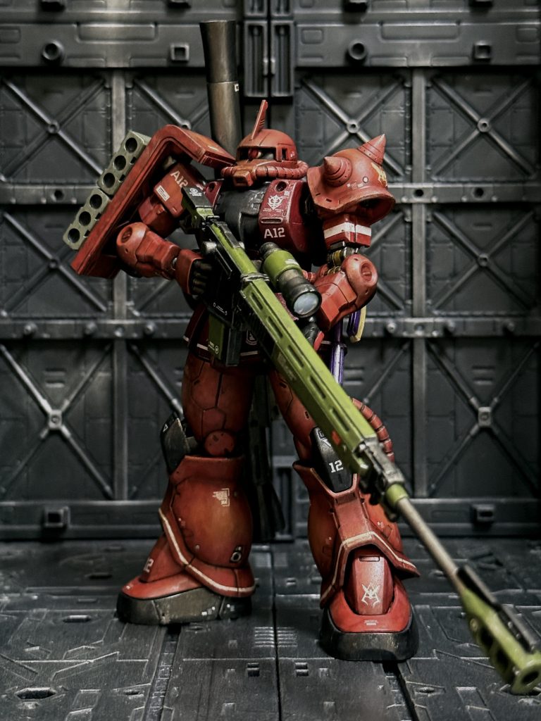 2025年3月に息子と初めて素組みしたオリジンシャアザク。素組みのまま放置してましたが、お手軽仕上げでどこまで味わい深く仕上げられるか実験的に成型色の上からシタデルで筆塗りしてみました。