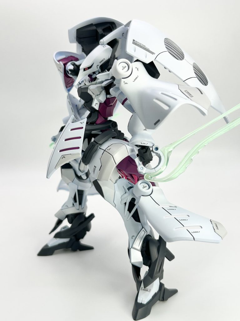 素体ジークアクスのスタイルですと、HGキュベレイのパーツが大きく見えてしまうので、既存の足の部分を踝とアンクルガードに見たて、新たに足を新調し、スタイル変更しました。