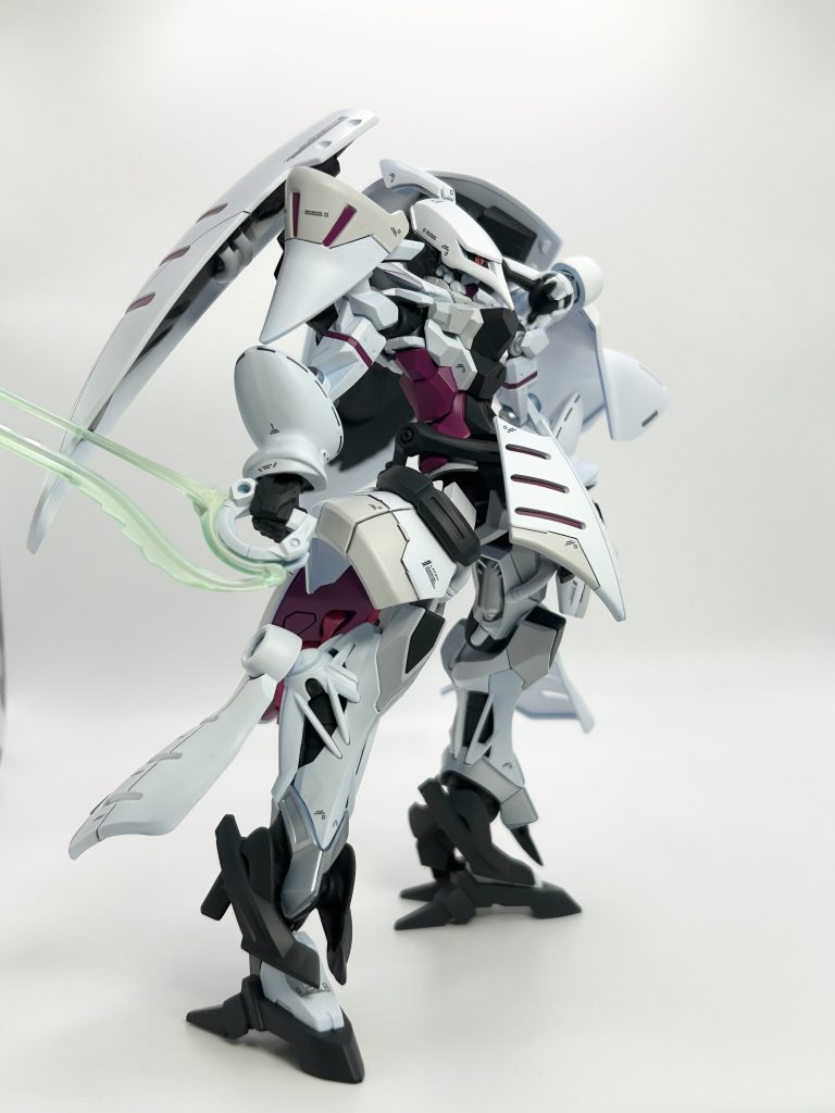 ミキシングは、ジークアクスがキュベレイを纏うイメージで制作しました。頭部は、ジークアクスの頭に、キュベレイの頭を加工して兜の様に装着しています。