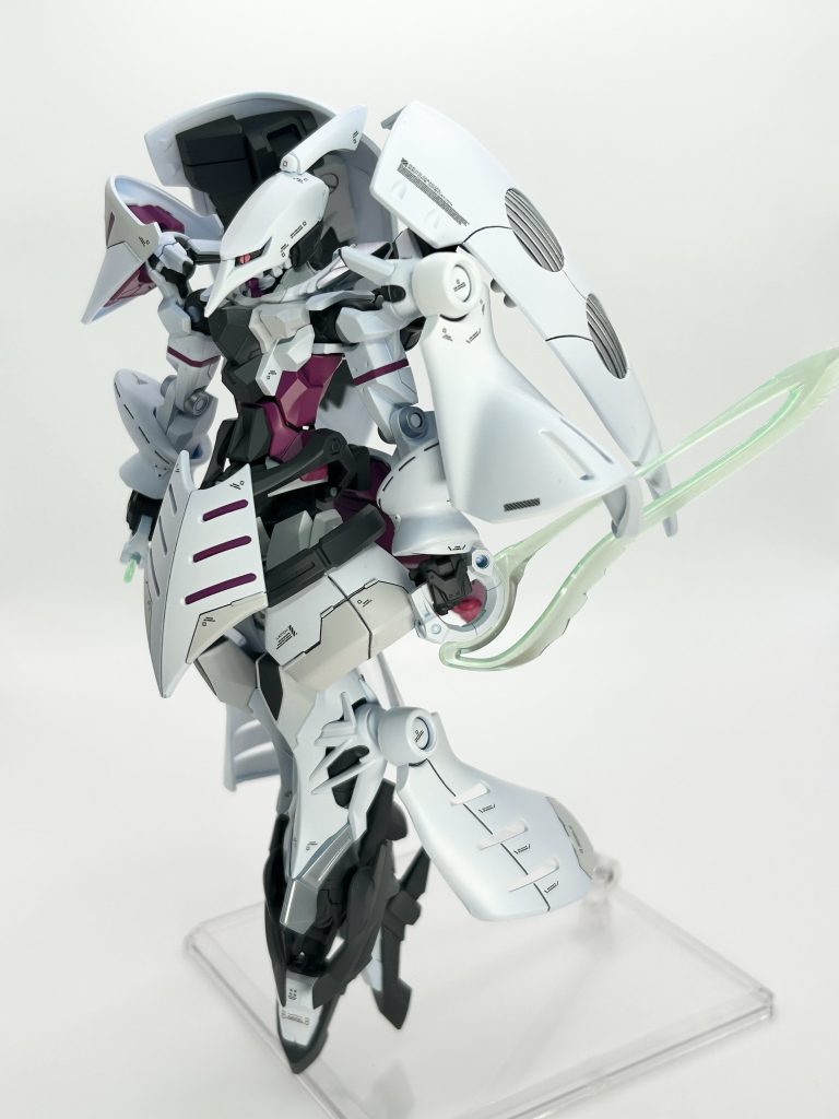 武装は、近接に既存のサーベル2本（逆持ち）と遠距離にファンネルを搭載。