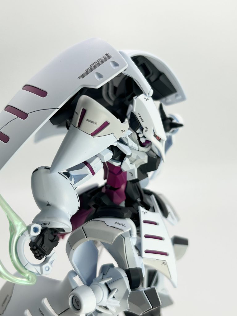 カラーリングは、白をベースにニュートラルグレー、ダークグレー、紫、シルバー。トップコートは、半光沢です。