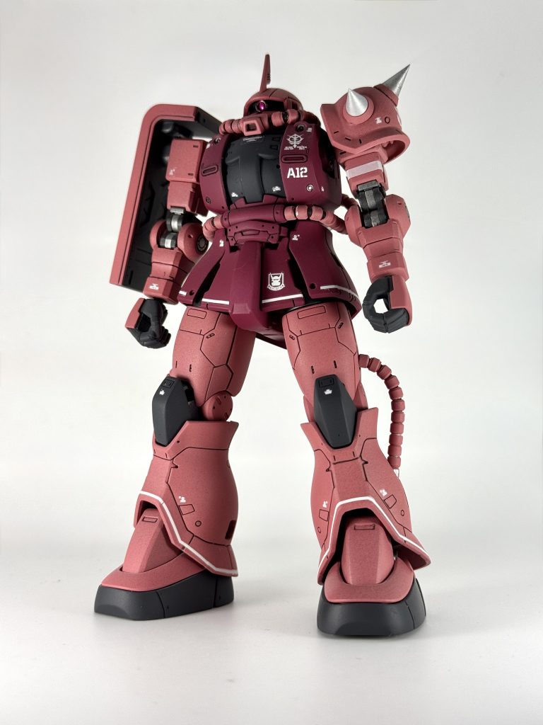 ザクを作るならやってみたかった動力パイプのディテールアップに挑戦しましたが、難しかったですね。なんとか形にはなりましたが完全左右対称にはならず塗装ハゲもチラホラ。顔、腰、足の計5箇所の作成で正直全工程の25%くらいは作業時間を取られたと思います。モノアイはメタルパーツ化し蛍光塗料を塗っているのでUVライトで光ります。肩のバルカンはメタルパーツで蓋をしました。偶然マスキングの甘いところにガンメタがはみ出たのですが、なんか鉄っぽくていい感じだったのでピンク部分のみ塗装後にガンメタを上から薄く重ねています。仕上げはもちろん艶消しです。