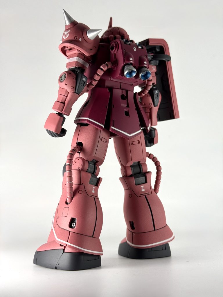 リアビュー。パイプの塗装ハゲが目立つ…🤦ショルダースパイクは合わせ目消し中にモールドが無くなり、掘り直してみたものの気に入らなかったのでメタルパーツに置き換えました。腕の関節左右のモールドは消して掘ってメタルパーツを埋め込みました。バックパック上部のスラスター?も穴掘ってバーニアを突っ込んでます。また、足のアポジモーターっぽいディテールがボヤッとしてたので切り抜いて裏からそれっぽいカスタムパーツを貼り付けました。