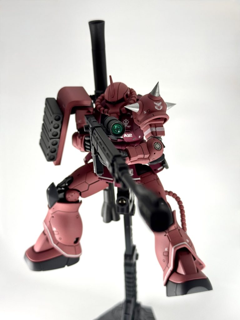 めちゃくちゃかっこいい大物の対艦ライフル。バズーカはバックパックにマウント可能です。また右肩シールドにバズーカの弾倉をマウントできます。