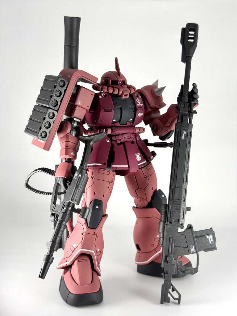 別バージョンのマシンガンはバックパックとガンベルトで接続できます。ヒートホークは腰サイドアーマーにマウント可能。(マウント用と持たせる用の2種類が付属)全部盛りするとなかなかの迫力です。HGの割には細かなディテールが入っていて準RGといった感じです。とても満足度の高いキットでした。