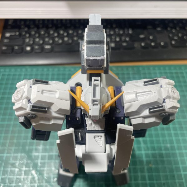 MGヘイズル・ラー形態を俺設定で作ってます。肩アーマーの大型化、フルドドからの胸部装甲の形状変更。そして、装甲に穴を開けて中をチラ見せです。膝とふくらはぎのスラスター部はくり抜いて裏から網を貼り付けました。（4枚目）