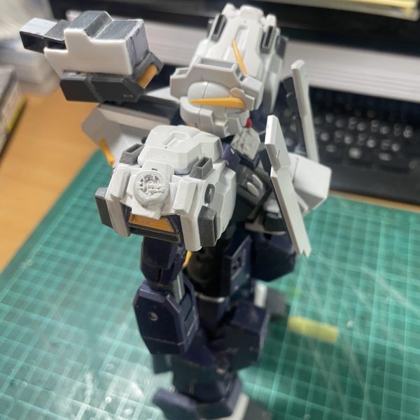 MGヘイズル・ラー形態を俺設定で作ってます。肩アーマーの大型化、フルドドからの胸部装甲の形状変更。そして、装甲に穴を開けて中をチラ見せです。膝とふくらはぎのスラスター部はくり抜いて裏から網を貼り付けました。（3枚目）