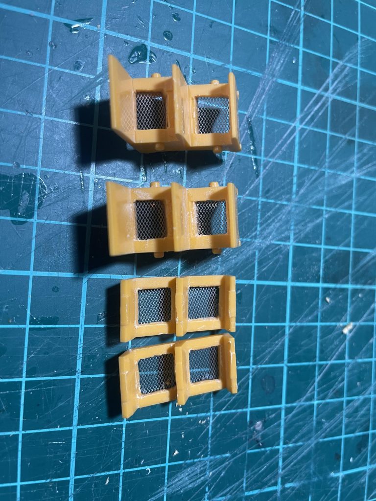 真ん中をくり抜いてメッシュパーツつけました。