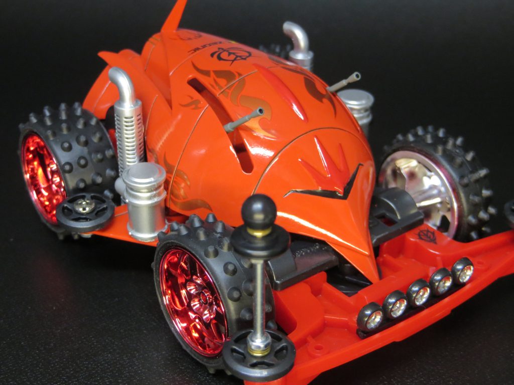 色を塗りなおしてみる。王冠状の部分をオレンジ→レッドへ変更。明るめの画像になってしまい、違いが分かりづらいかも。投稿時より、部品やデカールが微増してます。