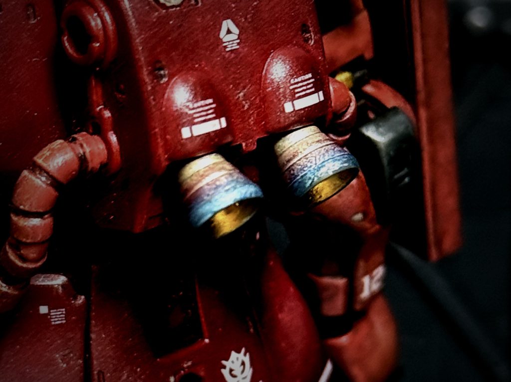 バーニアの焼け表現にも挑戦。シルバーで全体塗装してから、根本からエナメルのクリアイエロー、クリアレッド、クリアブルーをドライブラシ。