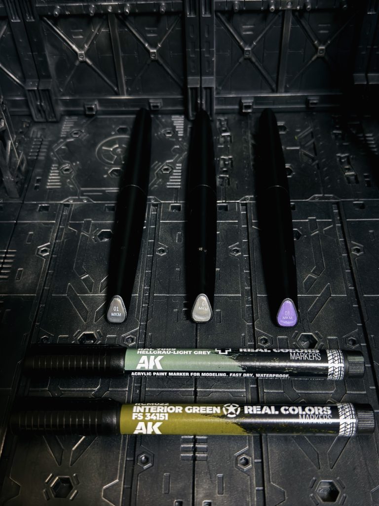 武器塗装は写真の水性ペン使って着色→ウェザリングカラーでウォッシング→エナメルチタンシルバーでドライブラシヒートホークの刃先部はエナメル蛍光塗料で筆塗り