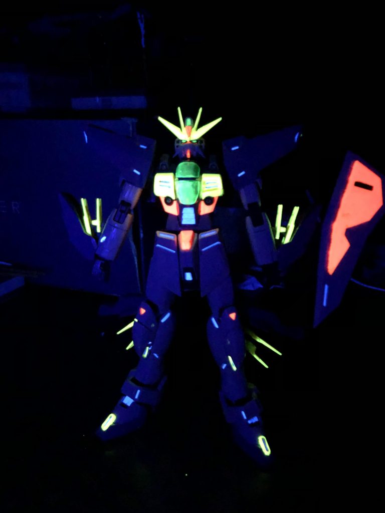 箱絵っぽくしたかったので細かい部分まで蛍光塗料を使用。不要じゃないかと思うところまで余分になってしまった感もあるけど