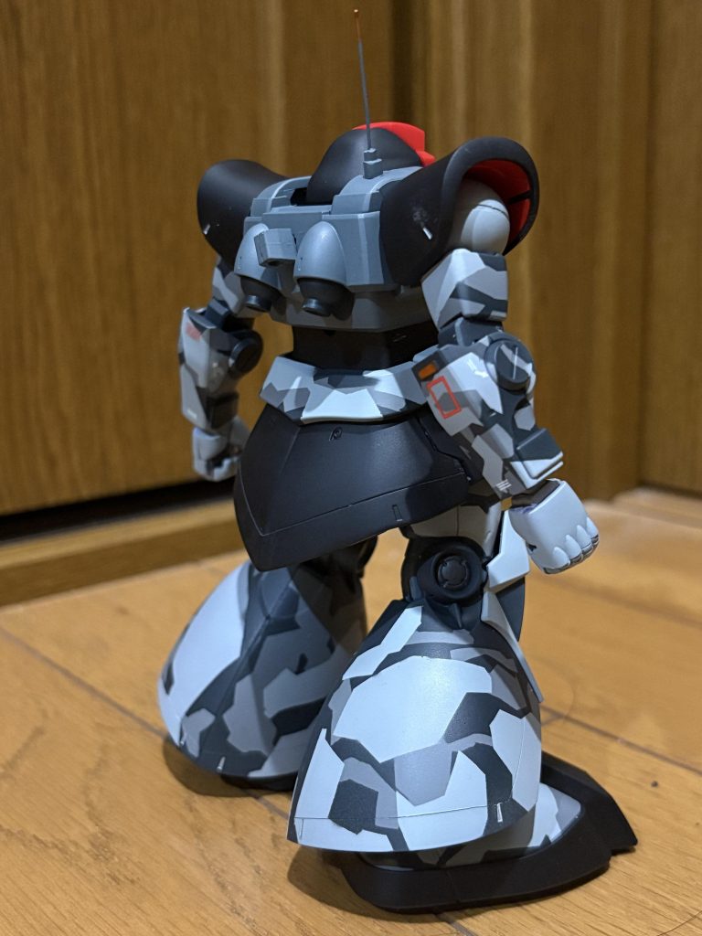 バックショット右肩部分にロッドタイプのアンテナを追加しました。