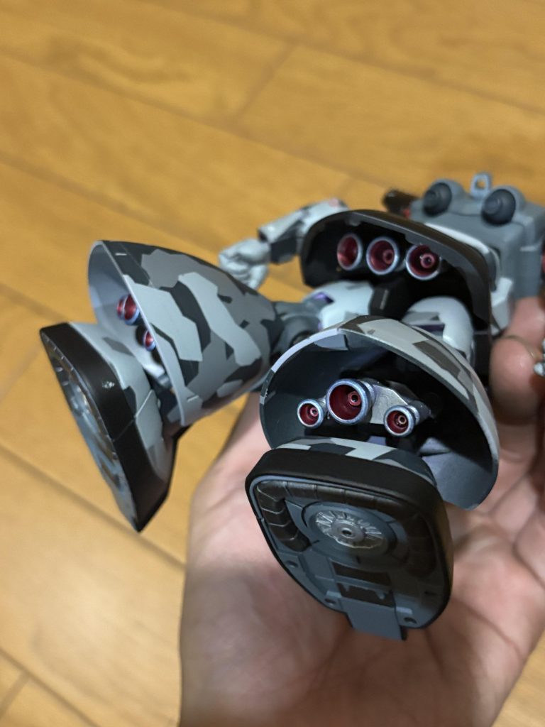 初めてエナメル塗料を使って足裏やバーニア内部の塗り分けをしました!