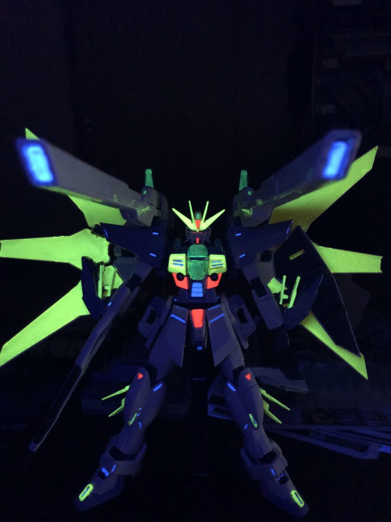 ガンダムX系はやはり蛍光塗料が映えるもんですなぁ。