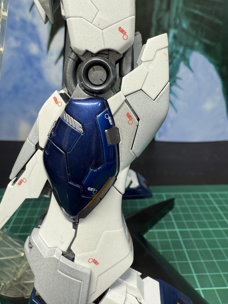 パーツで２色配色されているところはは、シールを使わず、マスキングで塗り分けました。