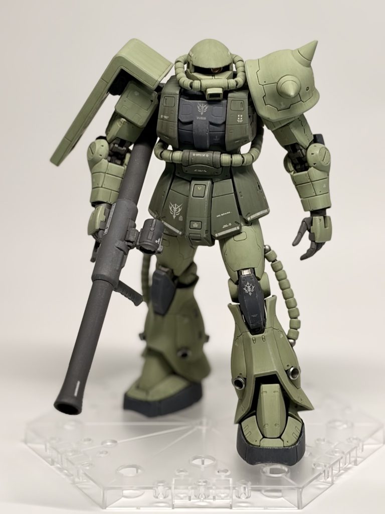 スラスターとモノアイは社外品です。この写真iPhoneで撮りました。最近の携帯はボケ感の表現が素晴らしいです。