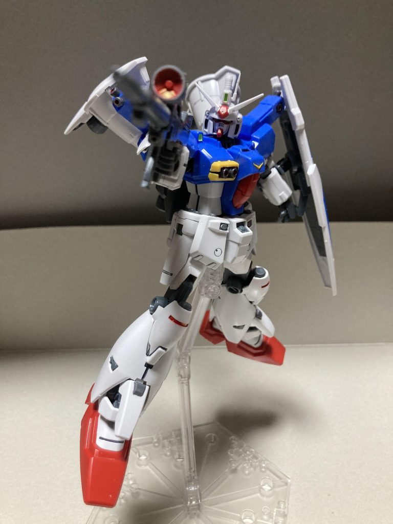 肩の可動、脚の可動などを重点的に修正してます。太もも部分はHGCEストライクからのそのまま流用です。股関節がボールジョイントだったので可動域を広めるためにシャンクパーツから流用してます。