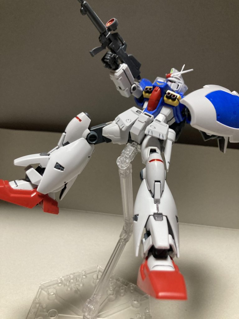 ストライクの股関節なので3ミリ穴があるのでスタンド接続できます。フロントスカートは左右繋がったものが分割できるような突起もなかったのでボールジョイントに変更してます。受けはウェーブ製のボールジョイントを使用。マニュピレーターはオプションパーツセット2のハンドパーツを使用してます。やっぱり握り拳は力強く見えます。