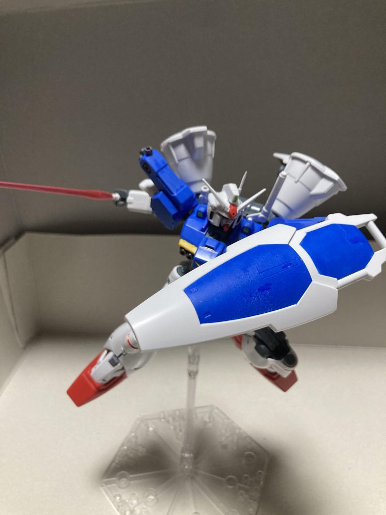 ビームサーベルは白一色成型だったので刃の部分を切断。柄の部分をヤスった後2ミリのドリルで穴あけでビーム刃が刺さりました。バックパック、頭部、腕は特に修正せずに塗装のみでそのまま使用してます。