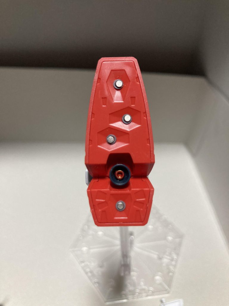 脚の裏の小さいバーニアは2ミリで穴あけしてネオジム磁石を入れてます。めっちゃズレてますが見なかったことに…(^_^;)真ん中のバーニアはジャンクパーツから探して接着してます。