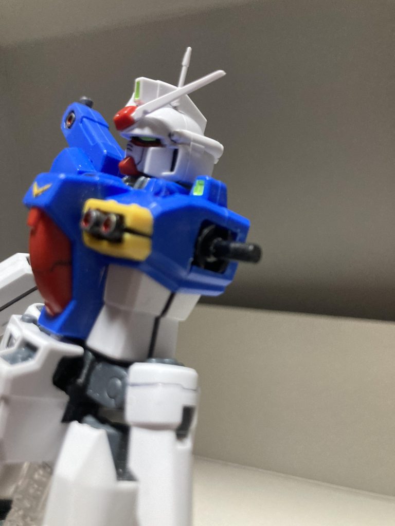 フロントスカート同様にウェーブ製のボールジョイントを使用して前後上下スイングする肩に変更。これにより前後に肩を逸らしたりライフル構えで怒り型にできます。