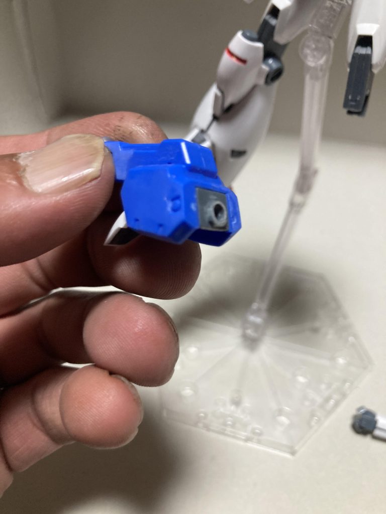 肩アーマーは3ミリ軸を切断後に3ミリの穴を貫通。胴体からのボールジョイントの3ミリ軸を貫通させ腕の付け根にそのまま接続できます。MGのGP01と同じような接続です。