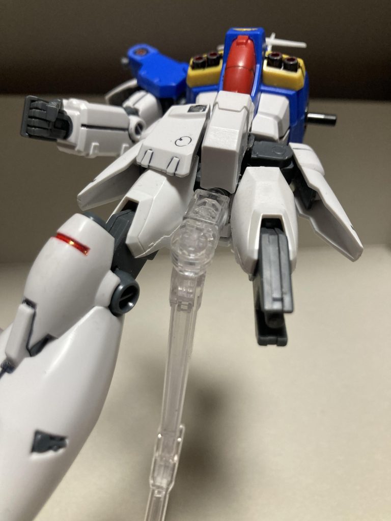 サイドアーマーは根本から切断してオプションパーツセットのパーツを切断して使用した。そのまま3ミリ軸を刺して脚の開脚を邪魔しないような位置で取り付けできました。