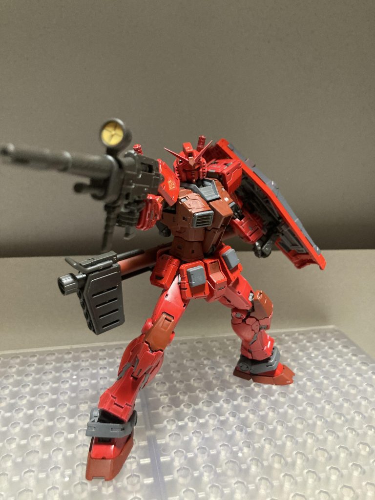 連邦の象徴の盾の十字マークと股間のVマークはパテ埋め後に塗装。盾にはジークアクスの赤いガンダムのジオンマークがあったので貼って見ました。