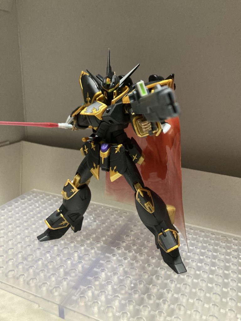 カルラのビームサーベルが後ろに伸びてポロポロ落ちるので切断して通常のビームサーベルにしました。バックパックは翼を広げたら場所をとるのでシヴァからマントを拝借しました。