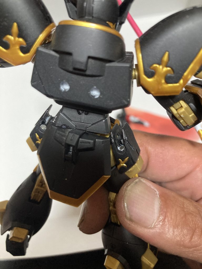 腰のサーベルラックにも2ミリのネオジム磁石仕込んでます。