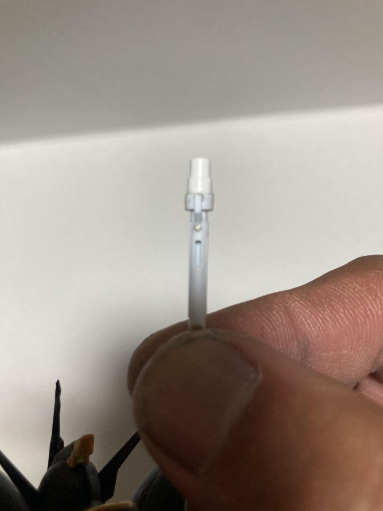 ビームサーベルがポロポロ落ちるので柄とラックに1ミリのネオジム磁石をピンバイスで穴あけ後に仕込みました。