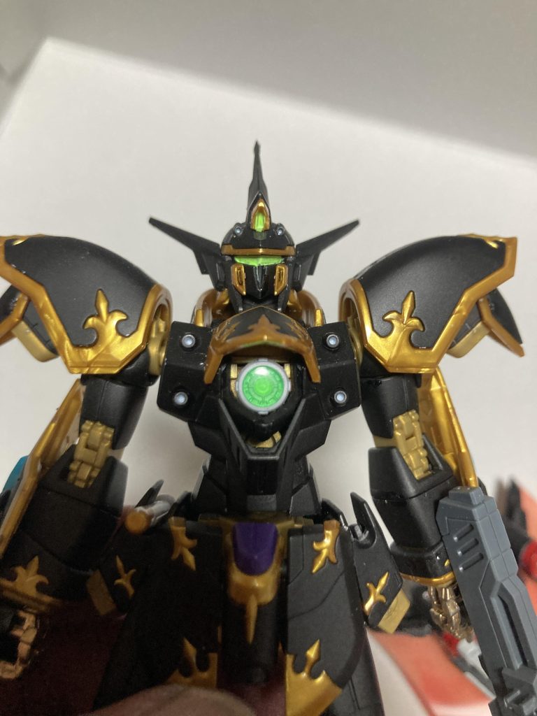 胸のマルチプライヤーはそのままつけたらめっちゃ奥になるので3ミリほど手前になるようにプラ板入れてます。問題なく開閉できるようになりました。金のエングレービングは塗装してません。