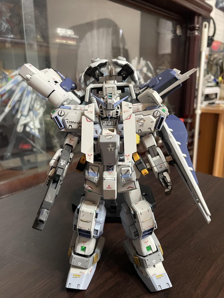 胸部ハッチに三角の穴を開けて内部パーツ見せ、右胸にフィンを設置。腰部前アーマーと膝にでっちあげパーツ装着。