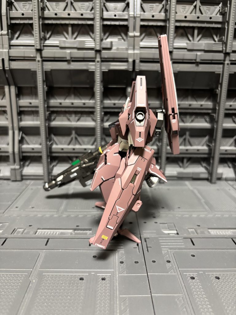 側面から。メインカラーは適当に調色して作りましたが、成形色より若干濃い色味になっています。関節、武器類は黒鉄色でメタリックにしています。