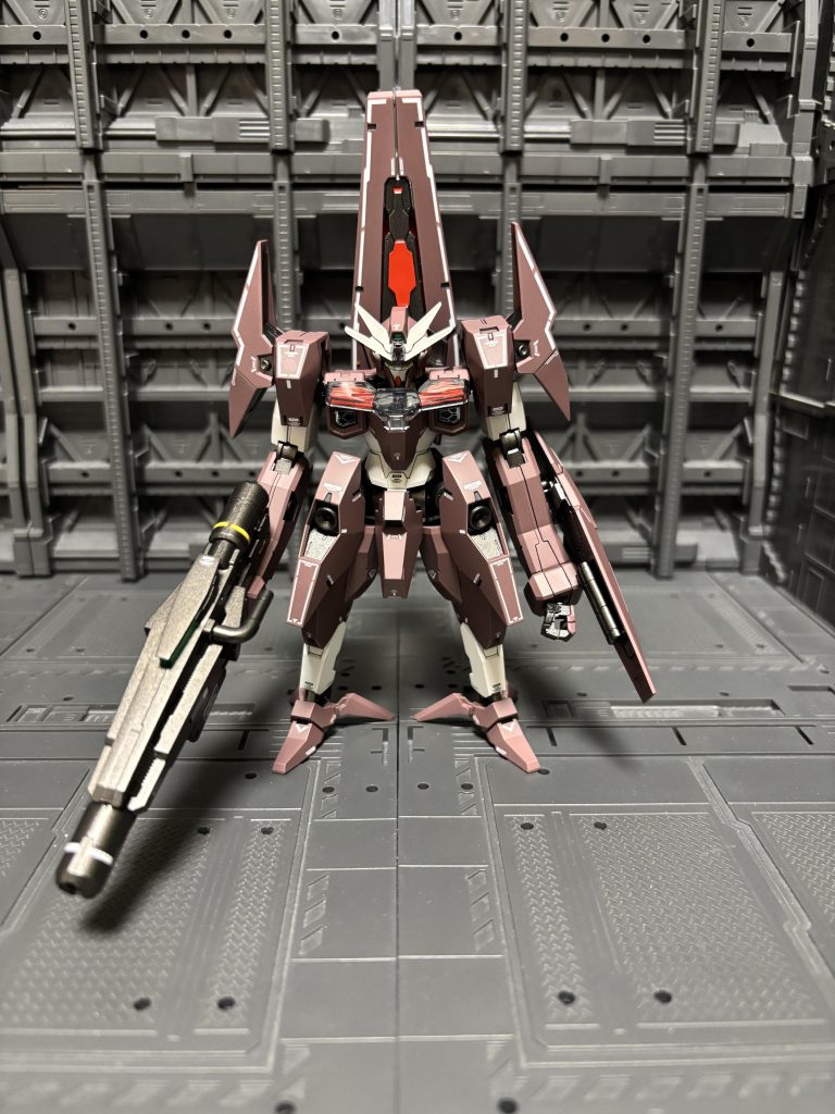 正面から。腕長、足短い異形のMSですが、これで脚部が長ければ普通にカッコ良いMSなる気もしますw