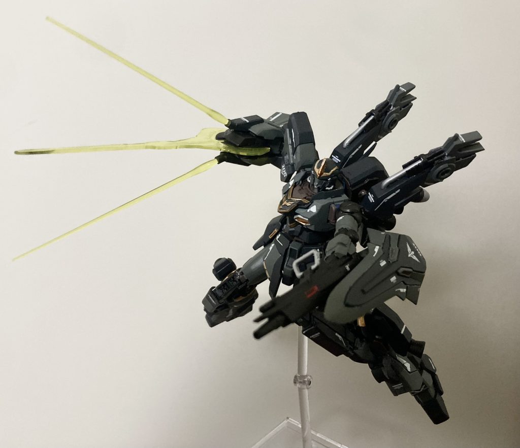 両腕が武器腕で、右腕は近接ビームソードユニット、左手はビームランチャーとなっています