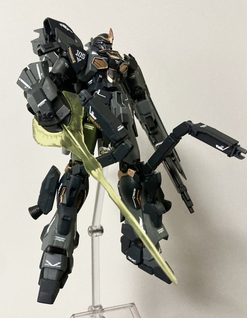 オーヴェロンをオマージュした膝隠し腕なおめんどくて特に機能つけてない模様ちなみに右腕はサザビーのビームアックスなどを使っています