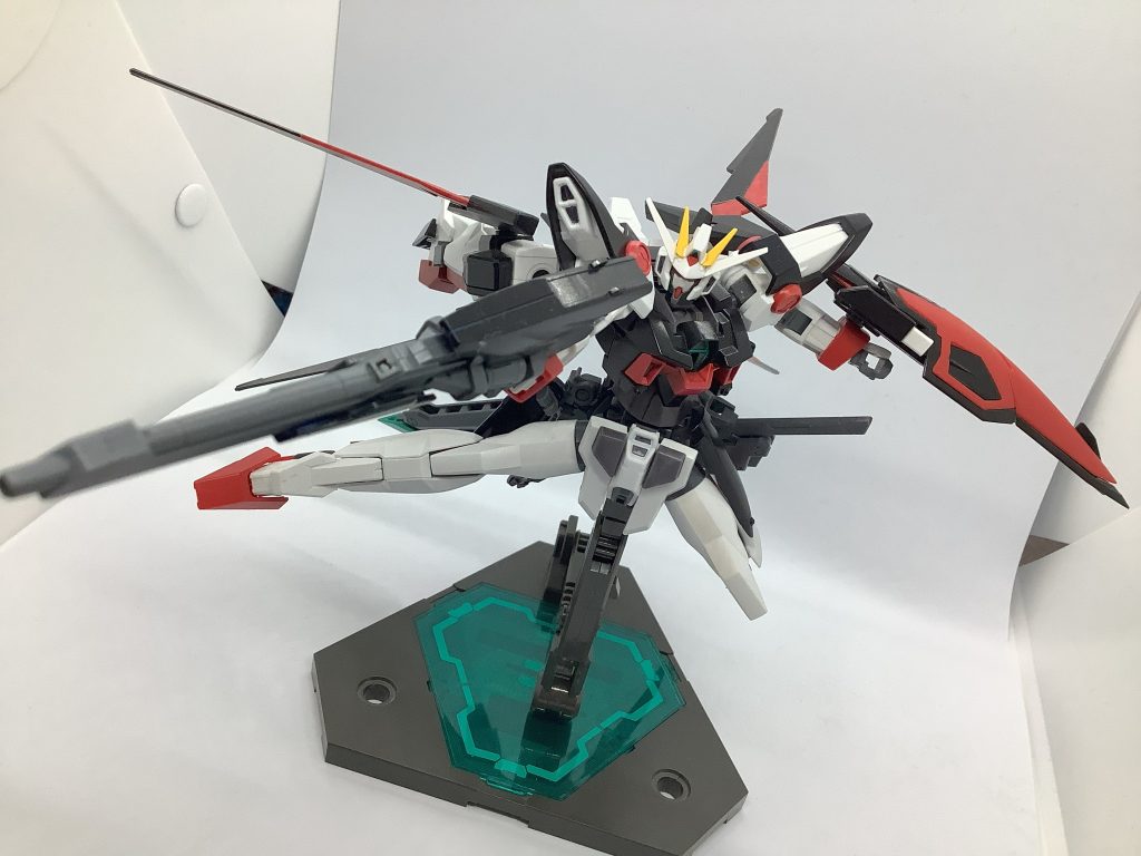 バスタードッズライフルウイングのバスターライフルとAGE-2ノーマルのハイパードッズライフルを組み合わせた射撃武装。バスターライフルの出力とハイパードッズライフルの貫通力を併せ持つ強力なビームを放つことができる。非使用時はリアスカートのホルスターアームにマウントする。