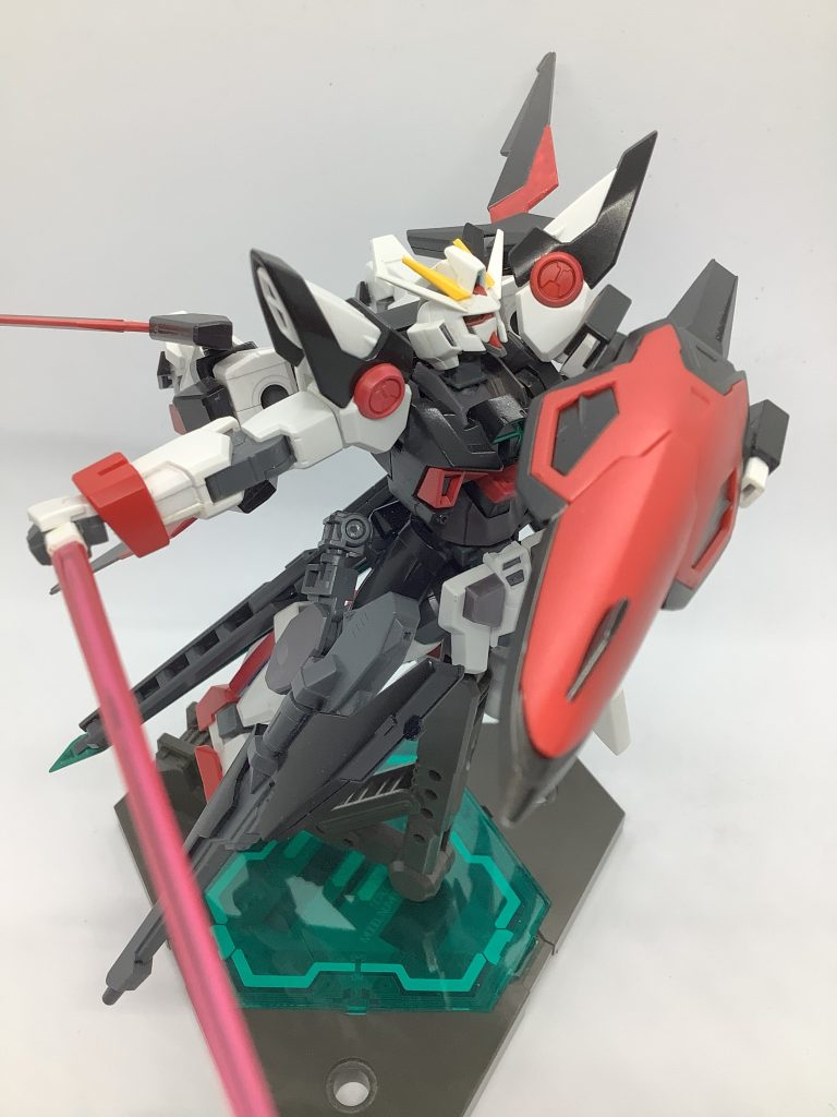 シールド&ビームサーベルウイングのシールドとAGE-2のリアスカートを組み合わせた防御兵装。両側面にビームサーベルをマウントしている。