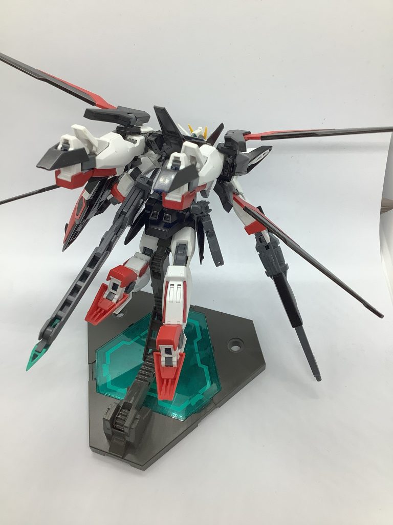 バックストライダーユニット変形をオミットした代わりに機動力を保つため、AGE-2ノーマルのウイング、リアスカート、両脚等ストライダー形態の要素を全てまとめたバックパック。