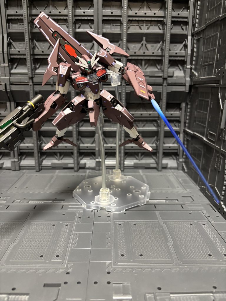 ビームサーベルも構えさせてみました。こちらも蛍光塗料で光ります。