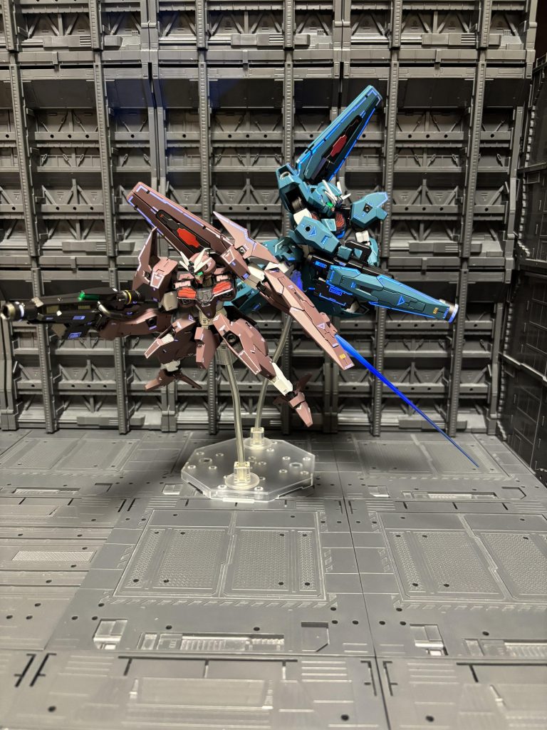 武装を構えて。100均のベース1つで2体飾れました!