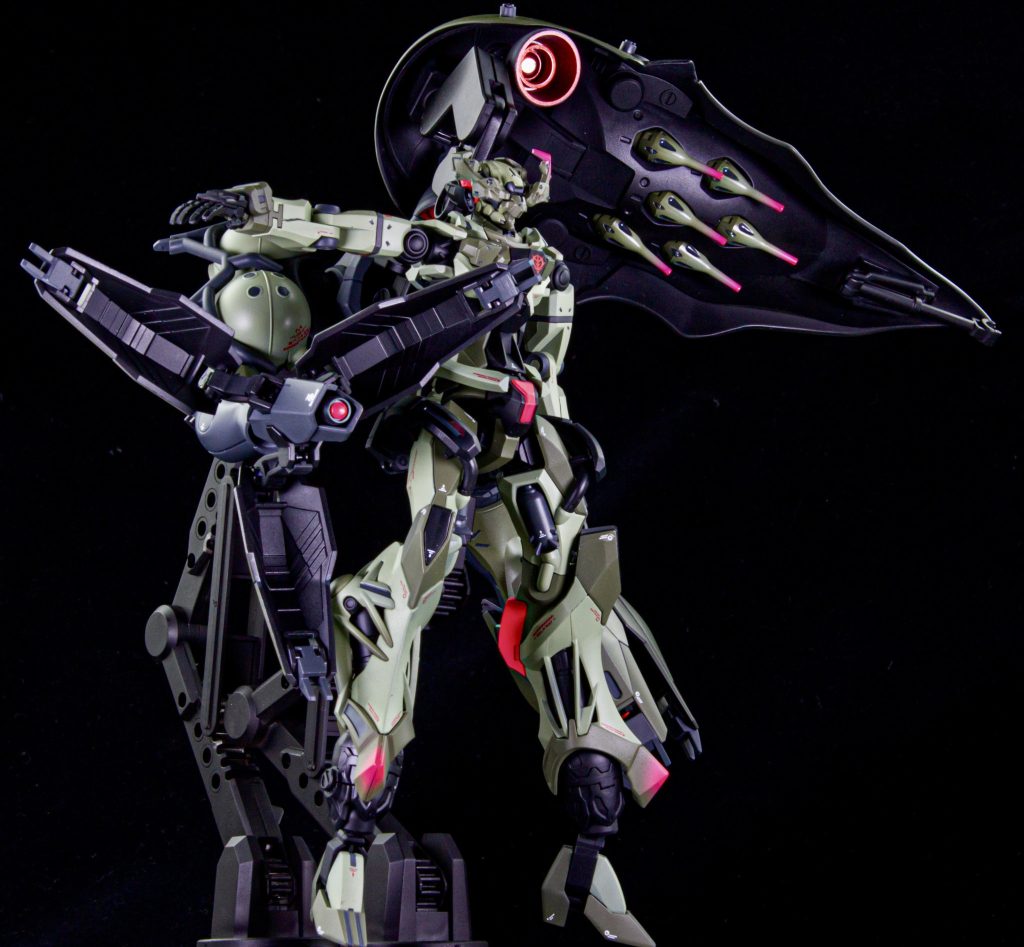 ビームブレイザーはクリアパーツで先端を塞ぎビームキャノン専用の武器としてみました。