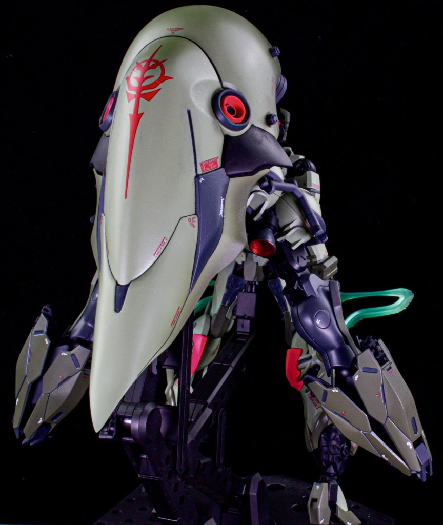 この後ろ姿。バーニアが目に見えて、、、ジオンマークは赤いガンダムシールド用デカールを貼り付けてみました。