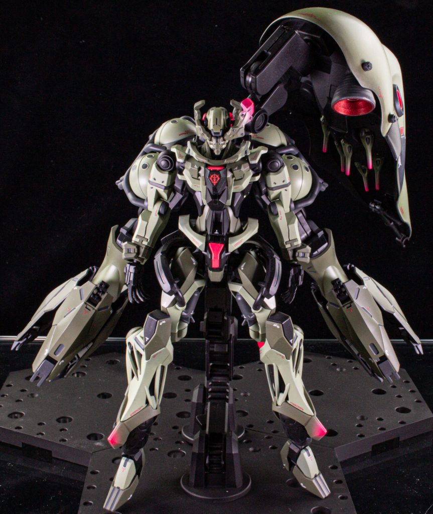 ジークアクスをベースに軍警ザク、クシャトリア、ミカエリス等をミキシングしています。