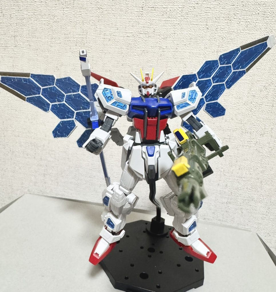 旧HGパーストのストライカーもミキシング。「グラスフェザーストライカー」とかｗしかし背負いものが重たいのでバランンス取れません😅平和の祭典「万博」に武器は不要なそうなので、ランチャーもソードもいらないですね！