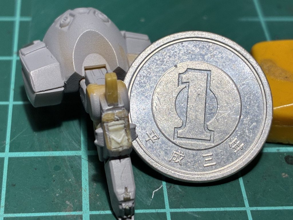 股間の『V』の字。なけりゃ作るかと、実はコレ4つ目です🤣作ってピンセットで持ち上げると『ピン‼️』っと宇宙の彼方へ…😂を繰り返し、やっと接着まで漕ぎ着けた際の一枚です。後輩に『1円玉の平成の『平』の字と同じ大きさってっ‼️💦』と驚かれました😅