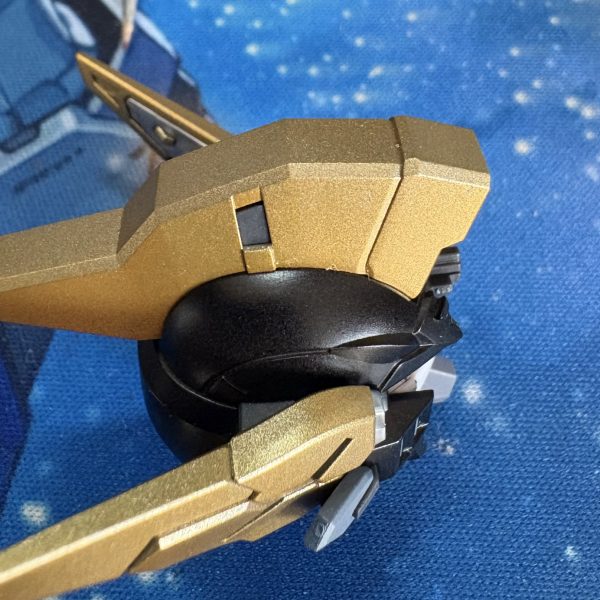 MGSD ウィングガンダムゼロ(EW)をスパロボDDのリベリオンカラーで塗装したら早速ミスってしまった…パーツ外せなそうなのでこのまま進めます…なんでゴールドと思い込んでたのか…2025/10/19追記ボディ完成2025/10/28追記あともう少し（3枚目）