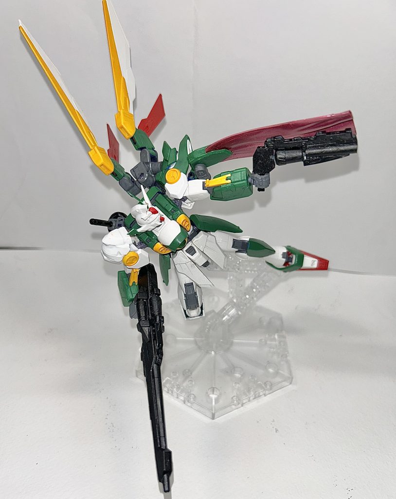 バスターライフルカスタム。下部に取り付けられたハンドガンにはRGウイングEWのカートリッジパーツを使っています。もちろん分離して使用も可能。